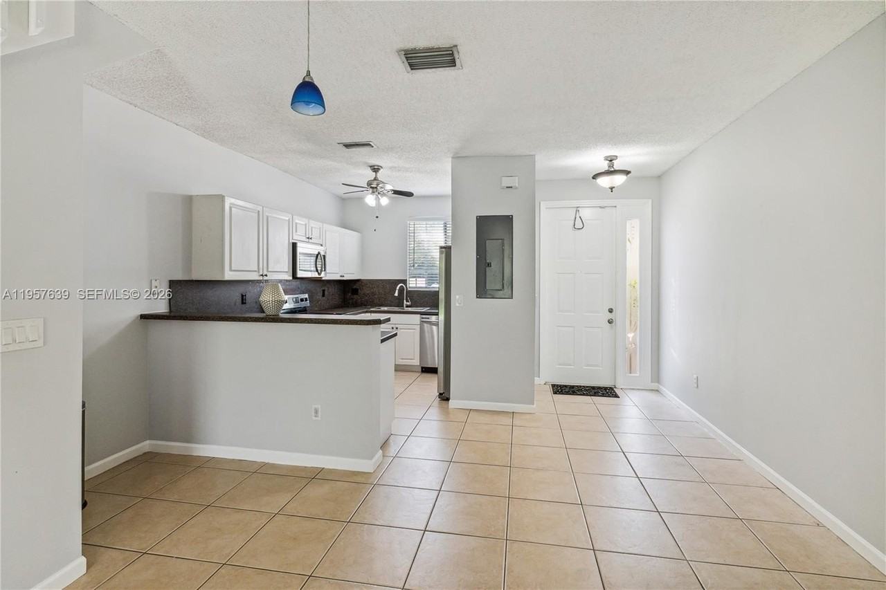 5758 Nw 48th Ave - Photo 5 of 25