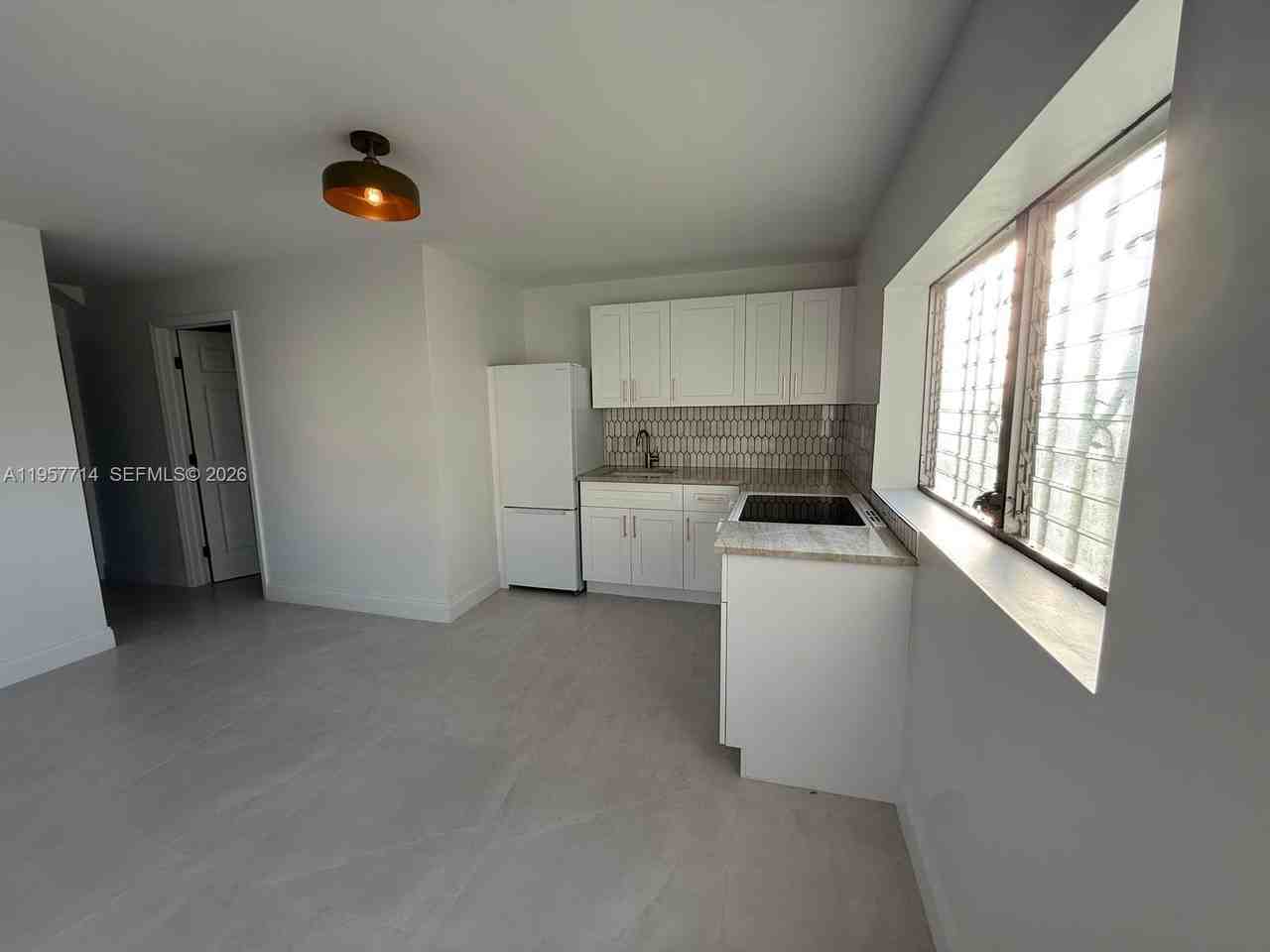 525 Sw 22nd Ave #B - Photo 2 of 10