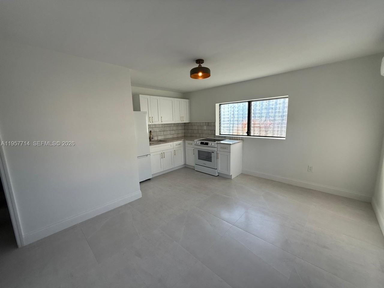 525 Sw 22nd Ave #B - Photo 3 of 10