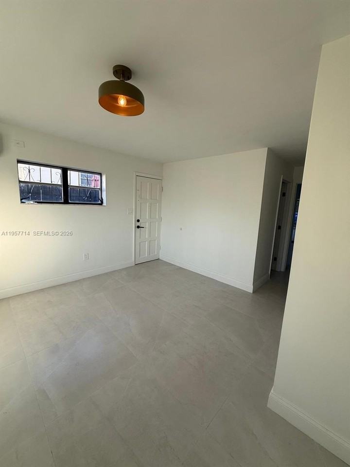 525 Sw 22nd Ave #B - Photo 4 of 10