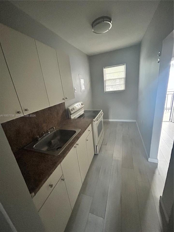 1720 Nw 1st Pl #9 - Photo 7 of 9