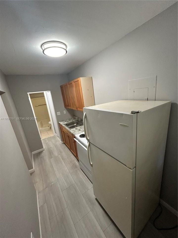 1720 Nw 1st Pl #3 - Photo 4 of 6