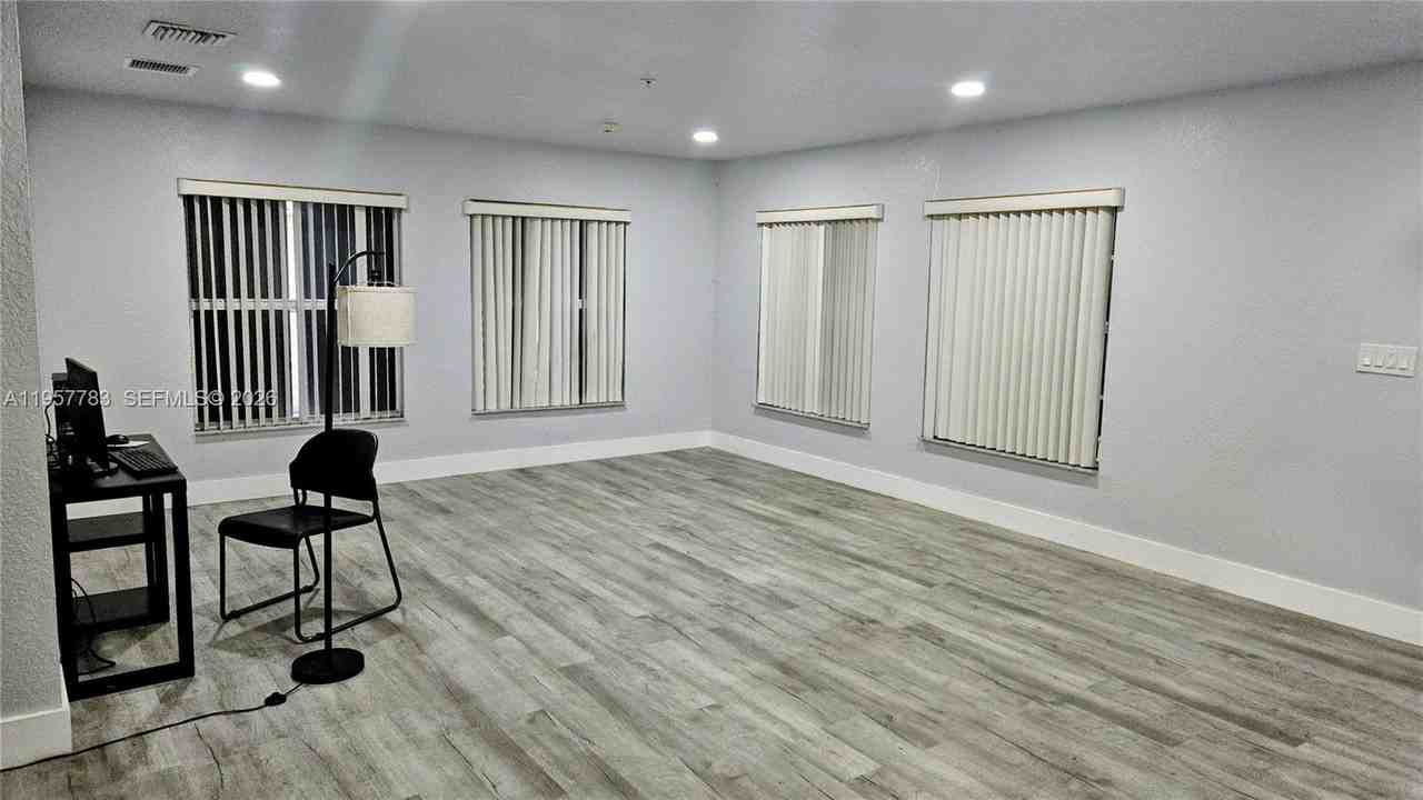 2953 Nw 10th Ct #MAIN - Photo 4 of 15