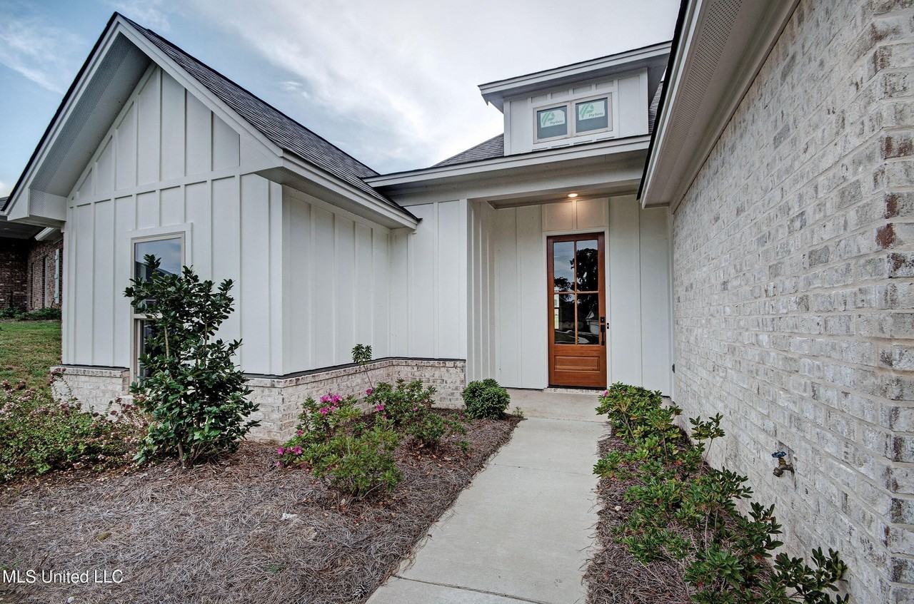 117 Southern Oak Way - Photo 2 of 24