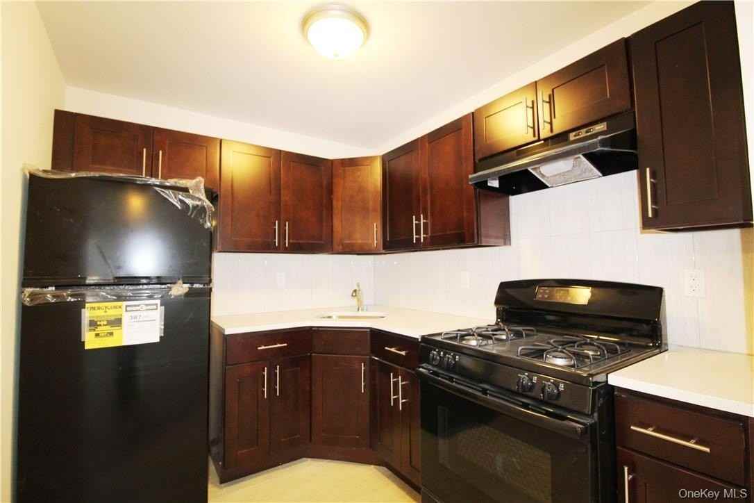 1355 Plimpton Ave Apt 4 #4 - Photo 4 of 19