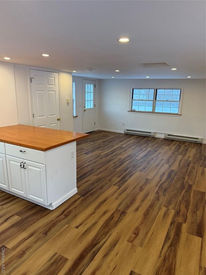 19 Quartz Ln Apt 4 #4 - Photo 4 of 17