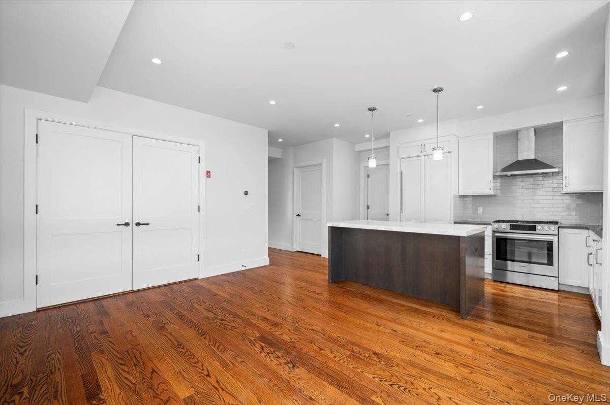 422 E Boston Post Rd Apt 302 #302 - Photo 3 of 16