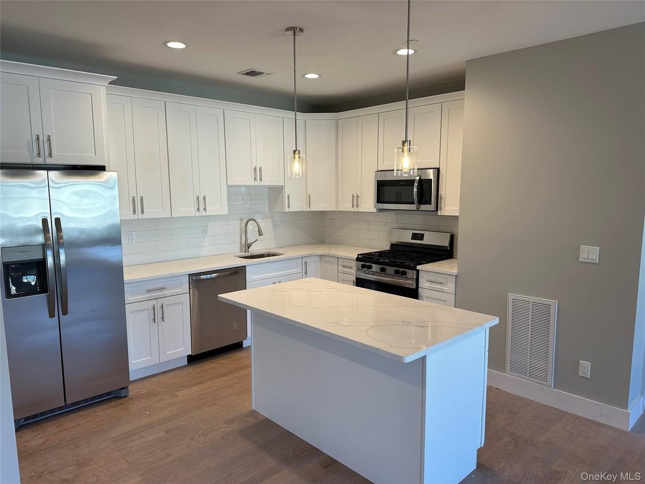 400 Oak St - Photo 2 of 8