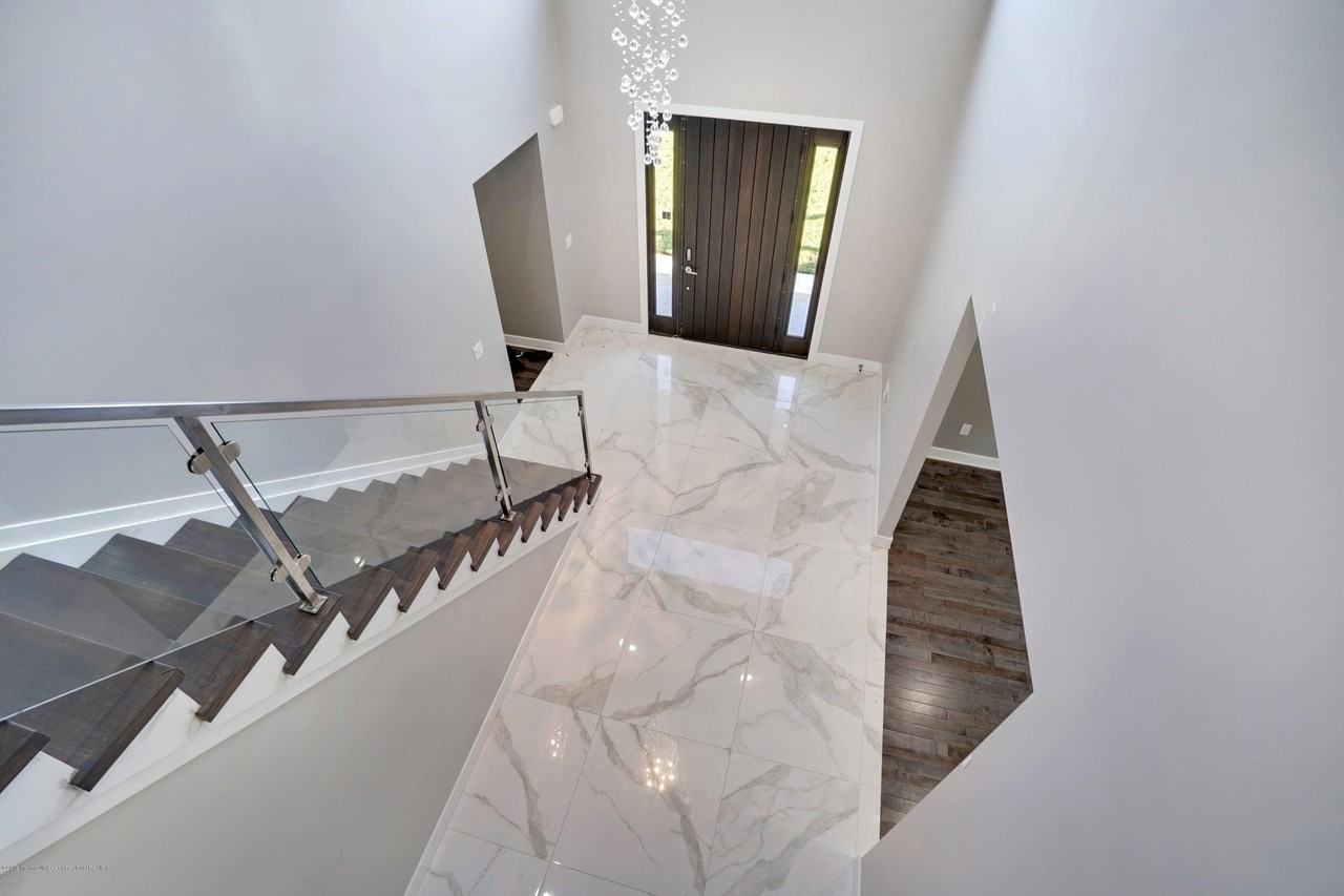 98 Hollywood Ave - Photo 5 of 25