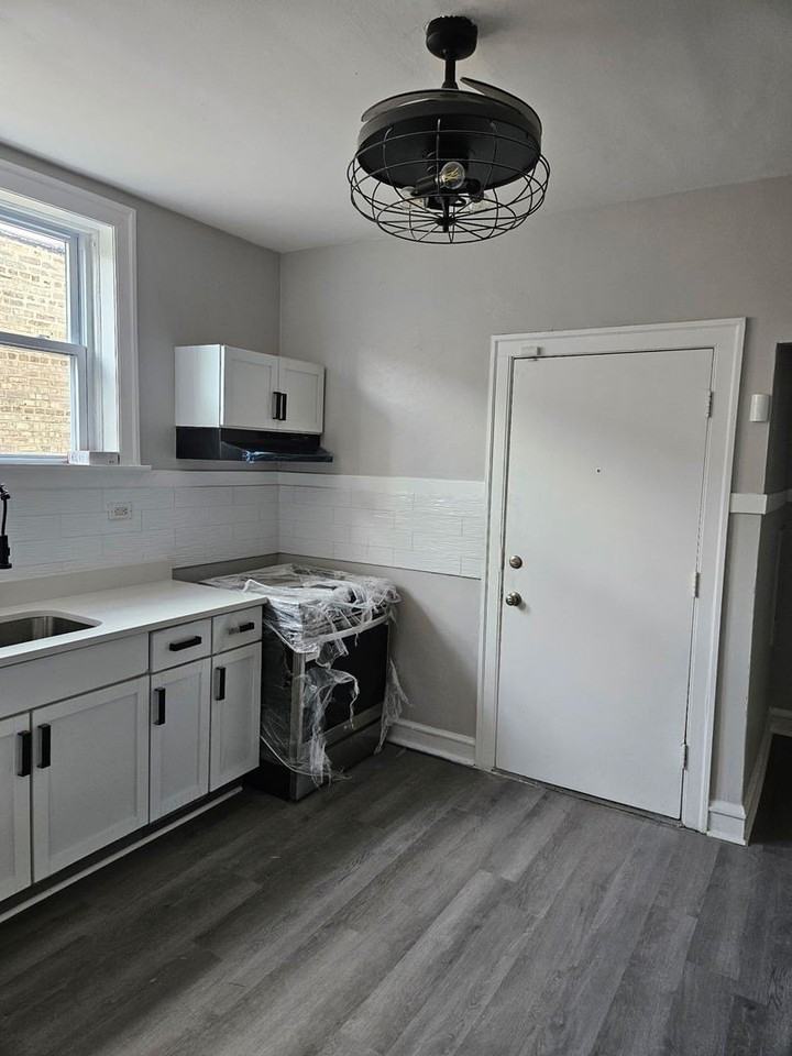 8309 S Throop St Apt 3 #3 - Photo 5 of 15