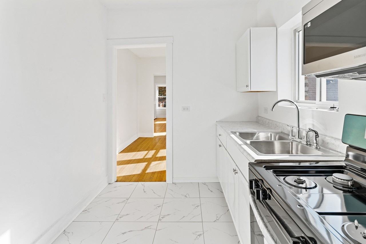 10342 S Calumet Ave Apt 3 #3 - Photo 7 of 25