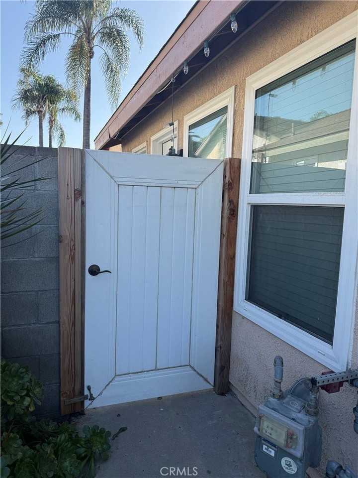 453 W Grevillea St #B - Photo 2 of 6