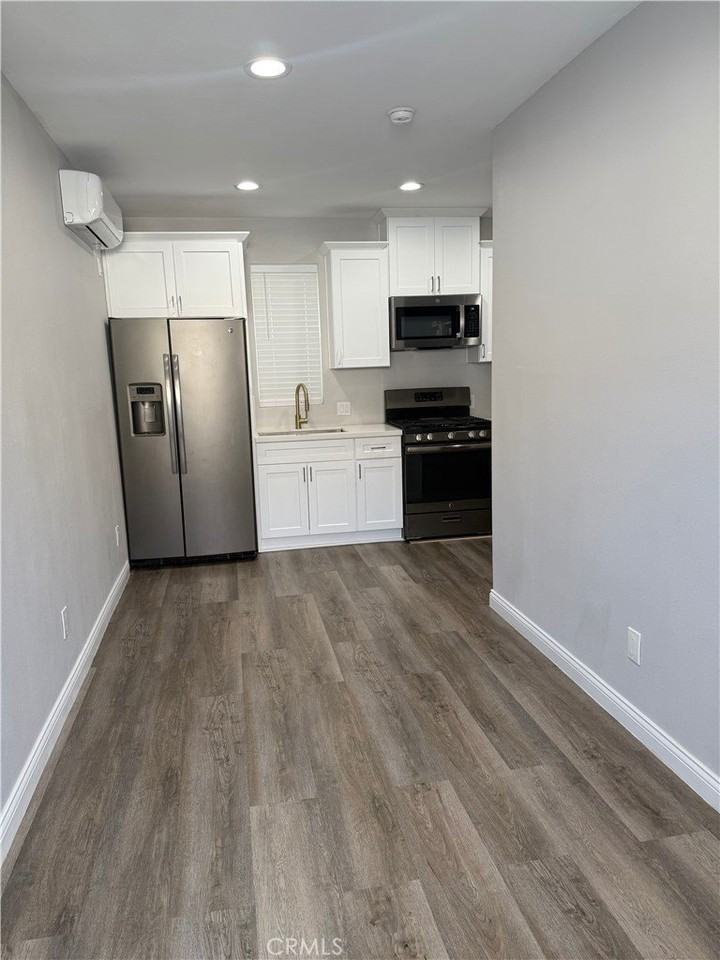 453 W Grevillea St #B - Photo 3 of 6