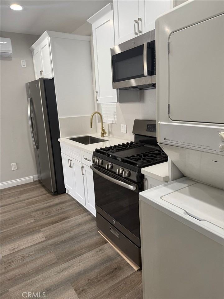 453 W Grevillea St #B - Photo 4 of 6