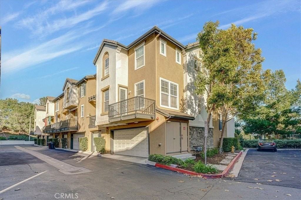 18 Kenilworth Ln #150 - Photo 2 of 46