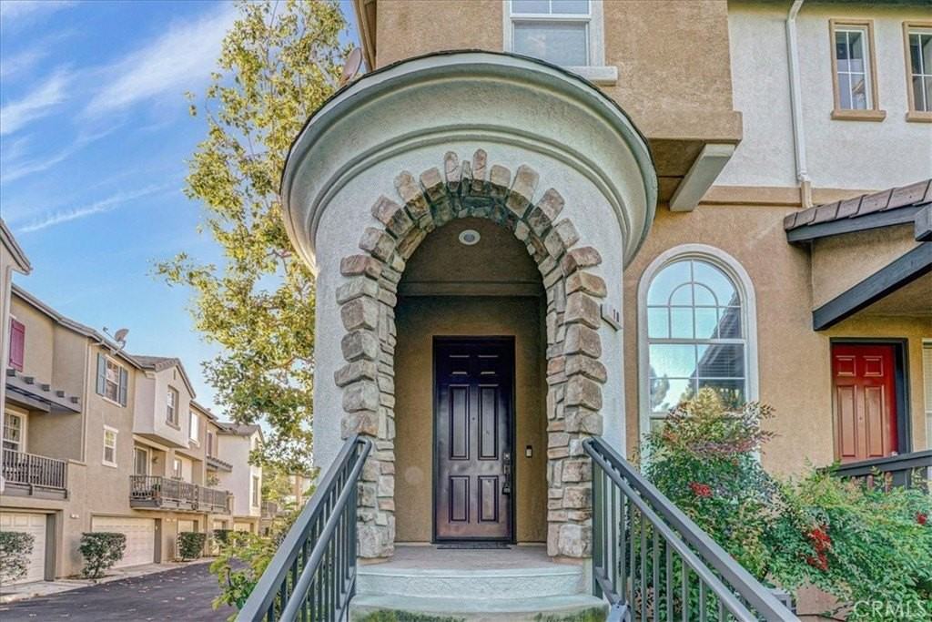 18 Kenilworth Ln #150 - Photo 3 of 46