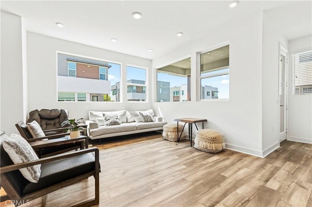 609 S Lyon St - Photo 3 of 50