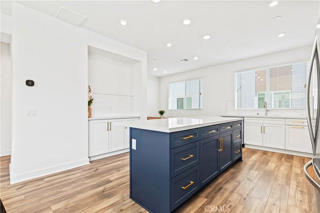 609 S Lyon St - Photo 5 of 50