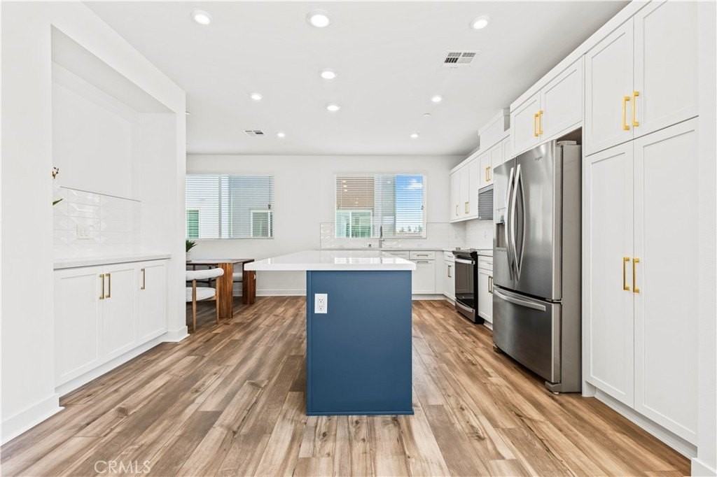 609 S Lyon St - Photo 7 of 50