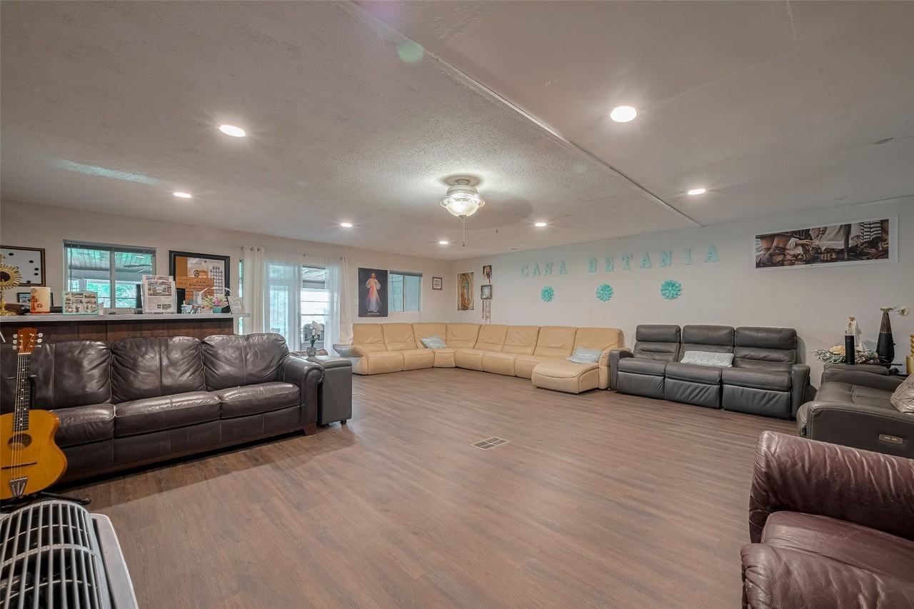 2316 Green Meadows Dr - Photo 3 of 41