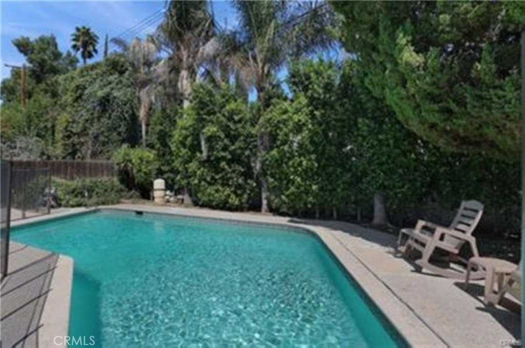 22335 Kittridge St - Photo 2 of 26