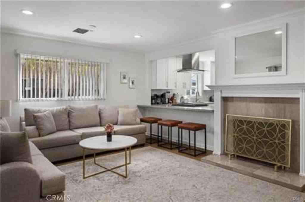 22335 Kittridge St - Photo 5 of 26