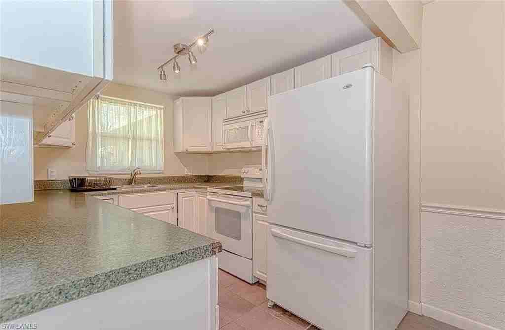 4290 Gulfstream Dr #5 - Photo 5 of 16