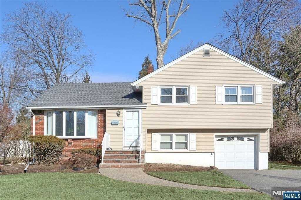 331 Webster Dr - Photo 3 of 49