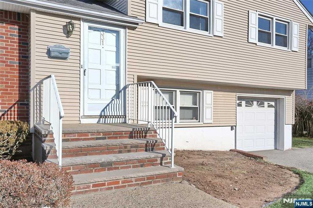 331 Webster Dr - Photo 4 of 49