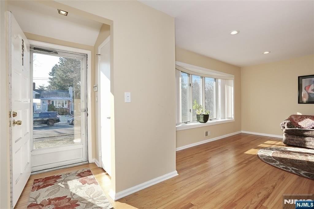 331 Webster Dr - Photo 5 of 49