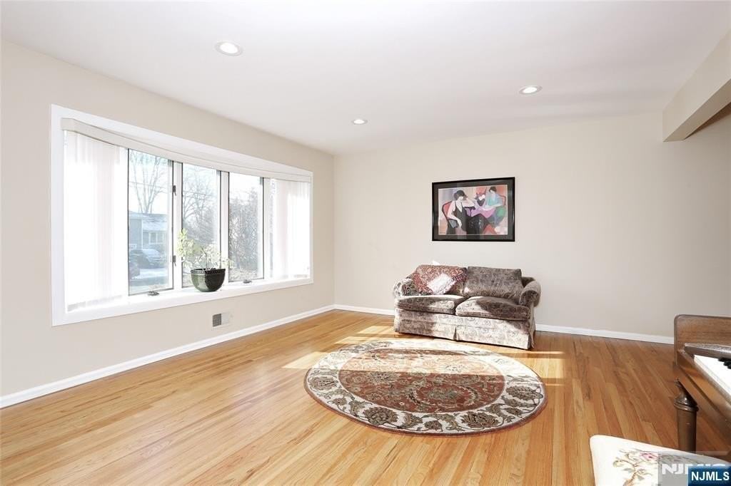 331 Webster Dr - Photo 7 of 49