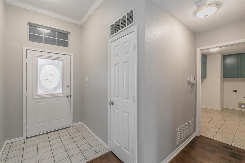 344 College St S - Photo 3 of 40