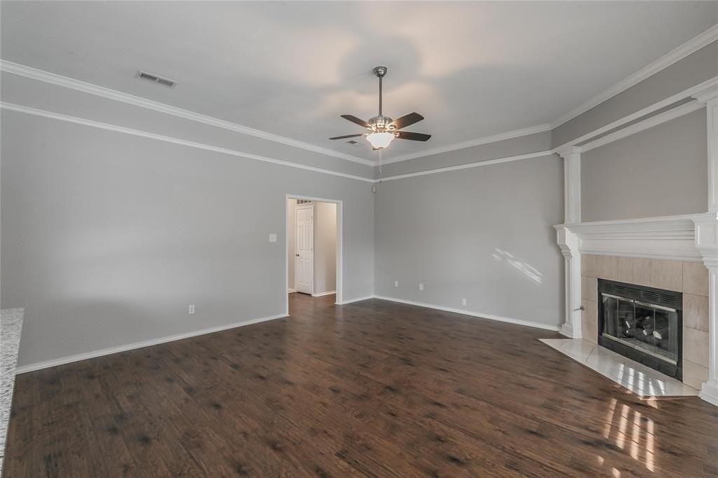 344 College St S - Photo 5 of 40