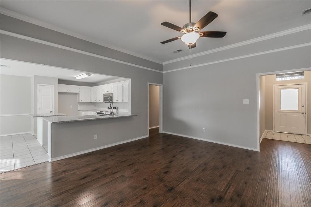 344 College St S - Photo 6 of 40