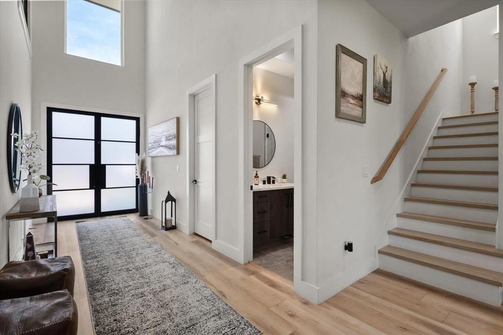 4029 Ivanhoe Ln - Photo 2 of 39