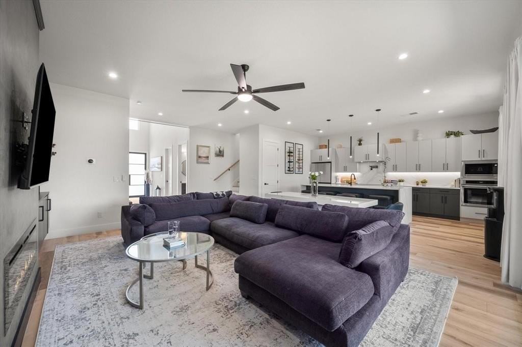 4029 Ivanhoe Ln - Photo 3 of 39