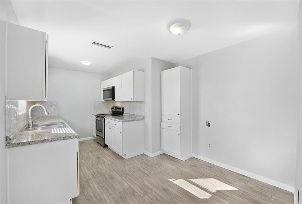 1026 Elmwood Dr - Photo 5 of 15