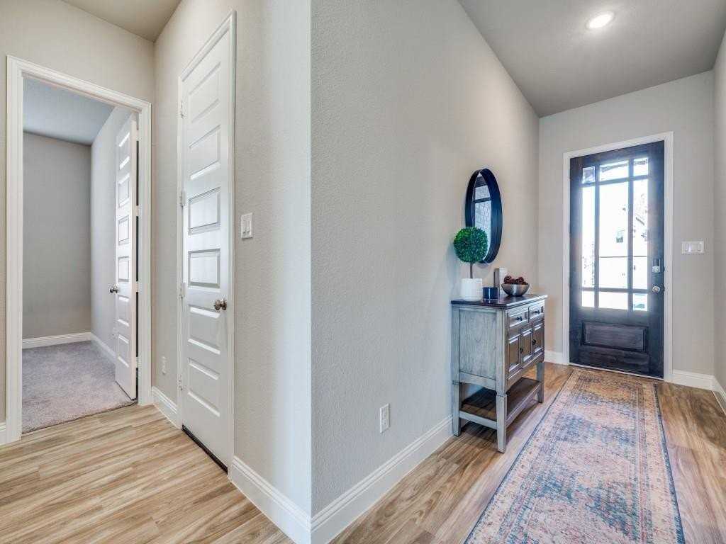 1913 Renwick Dr - Photo 2 of 30