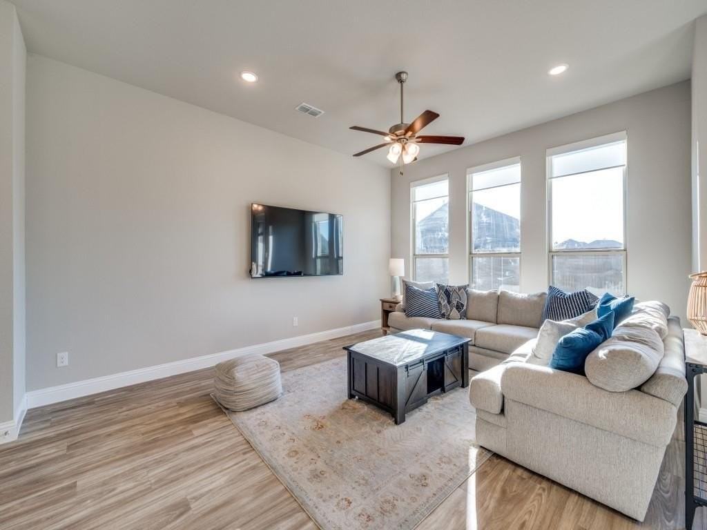 1913 Renwick Dr - Photo 4 of 30