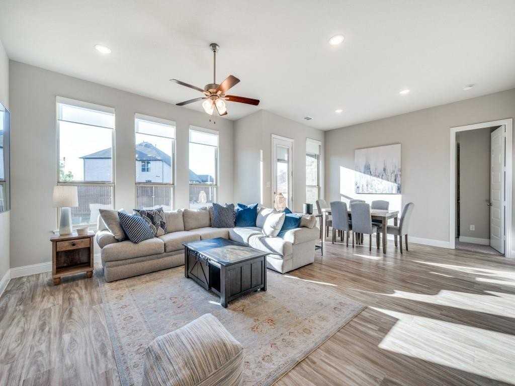 1913 Renwick Dr - Photo 5 of 30