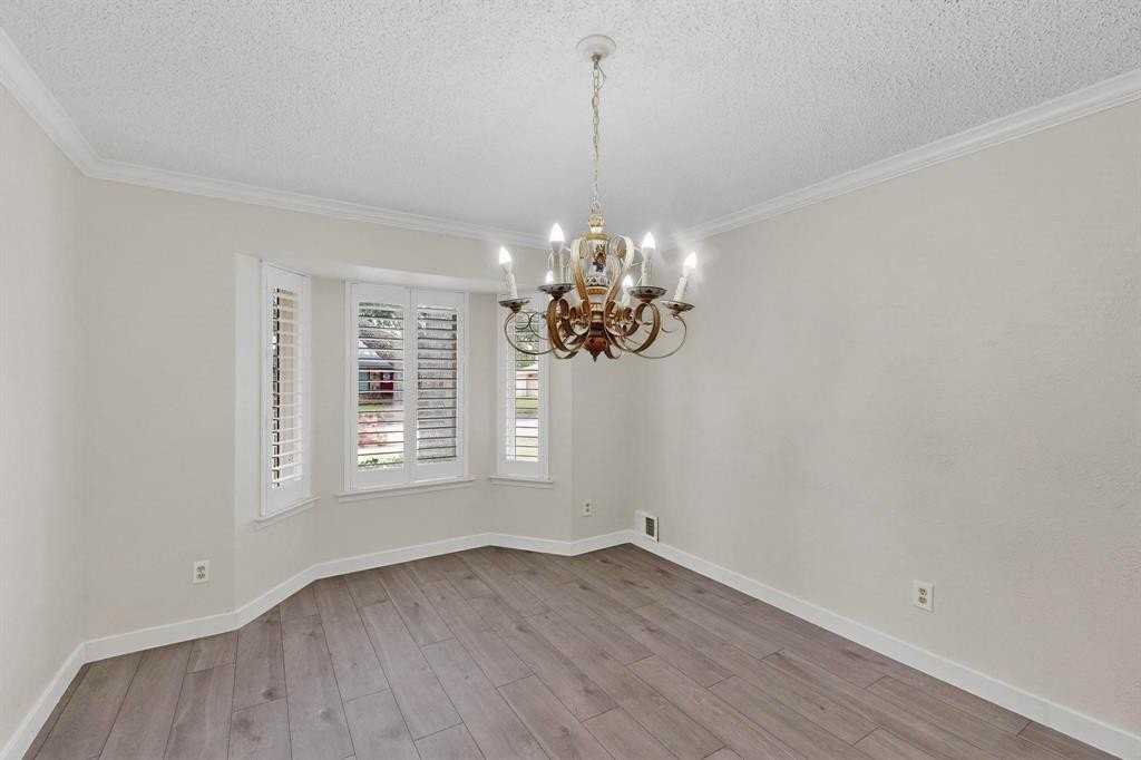 1301 Warwick St - Photo 4 of 37