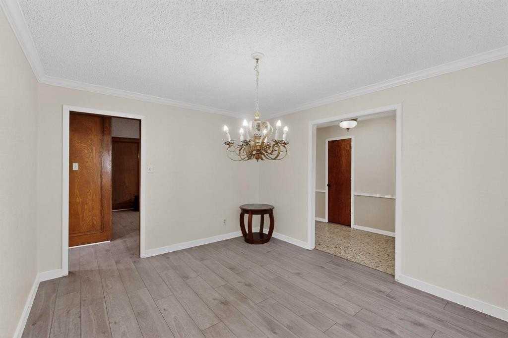 1301 Warwick St - Photo 5 of 37