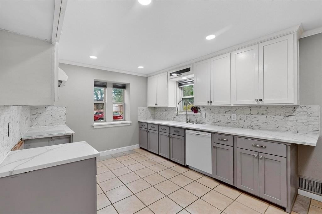 1301 Warwick St - Photo 6 of 37