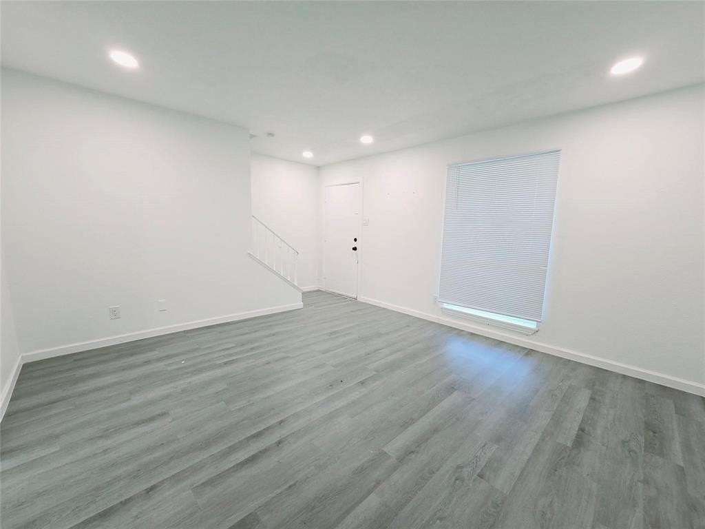 620 Royal Crest Dr - Photo 5 of 16