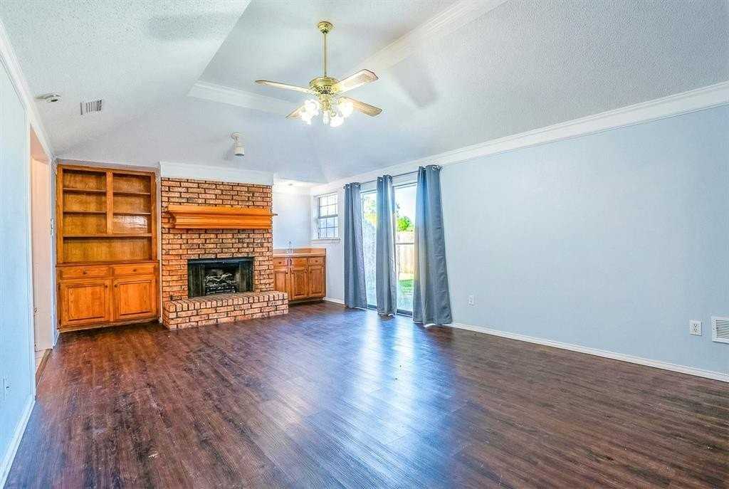 362 S Stewart Ave - Photo 4 of 15