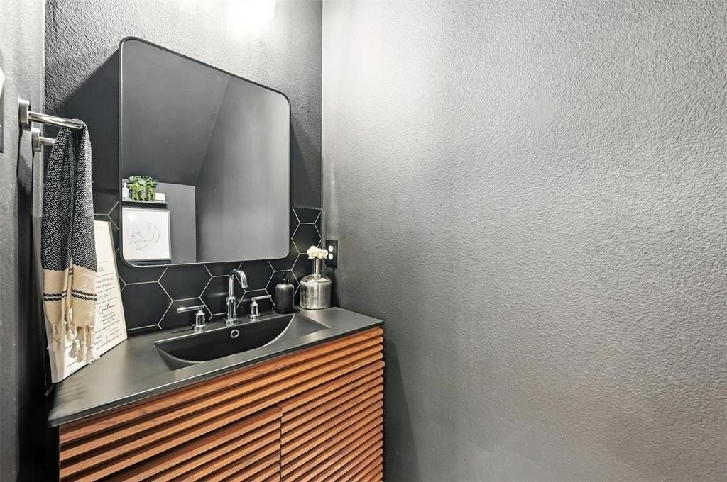 7513 Laburnam Rd - Photo 2 of 23