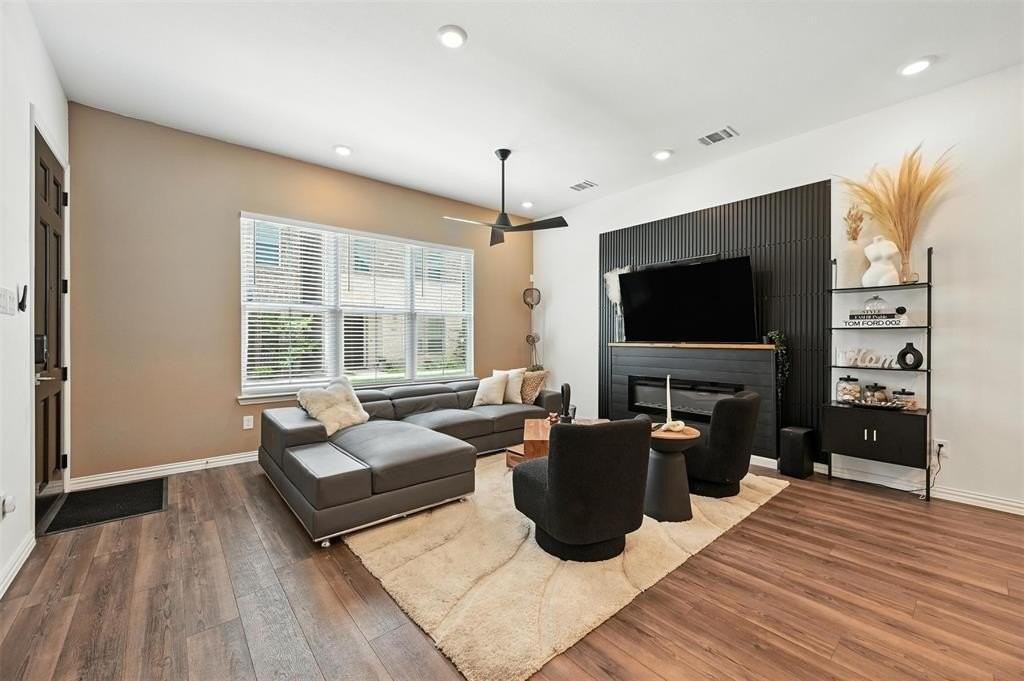 7513 Laburnam Rd - Photo 3 of 23