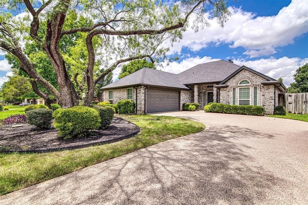 1109 Shady Hill Ln - Photo 2 of 26