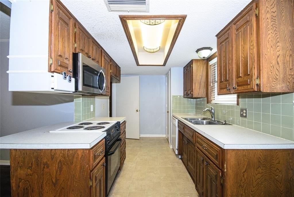 1018 Patricia Dr - Photo 4 of 16