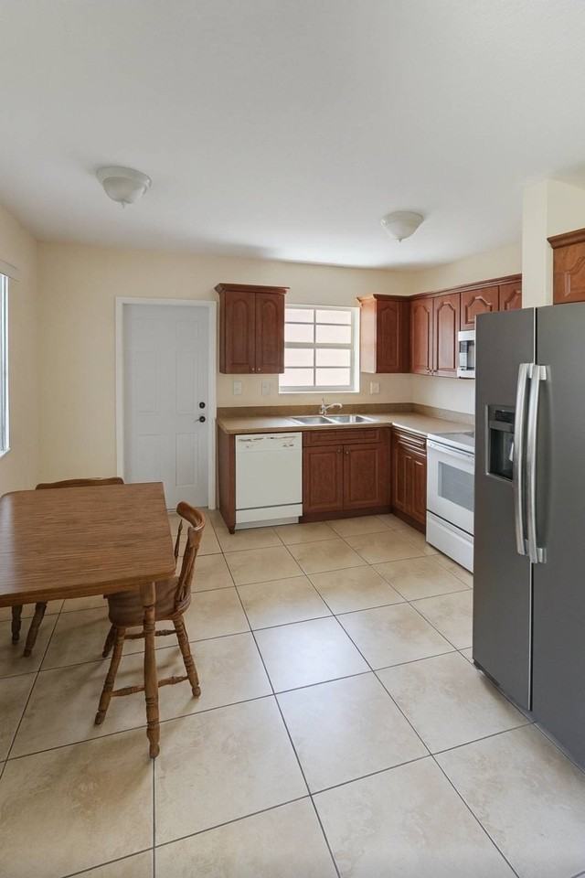 3372 Sw 24th St - Photo 2 of 6